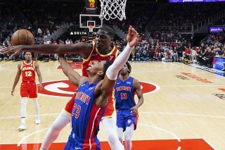 Superbe contre de Clint Capela devant Jaden Ivey: le Genevois a livr une performance de choix. KEYSTONE/AP/John Bazemore